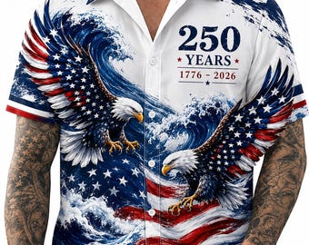 Peut inclure: Une chemise à manches courtes boutonnée avec un motif patriotique représentant deux pygargues à tête blanche, des vagues déferlantes et le drapeau américain. Le texte 250 YEARS 1776 - 2026 est imprimé en bleu foncé sur le haut de la poitrine.