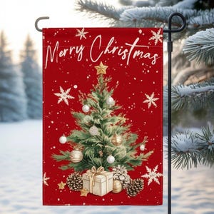 Puede incluir: Una bandera de jardín navideña roja con las palabras "Merry Christmas" en escritura blanca. La bandera presenta un árbol de Navidad decorado, copos de nieve, adornos, una caja de regalo y piñas.