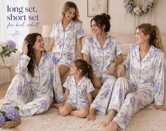 Peut inclure: Un ensemble de pyjamas assortis présentant une base blanche avec un imprimé floral d'hortensias violets et verts. Les ensembles comprennent des chemises boutonnées à col cranté et passepoil violet, disponibles en manches longues et courtes.