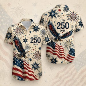 Puede incluir: Camisa de manga corta con un diseño patriótico. La camisa presenta una bandera estadounidense, un águila, fuegos artificiales y el texto "1776 250 2026" en azul marino. La camisa tiene un fondo color crema con estrellas azul marino.