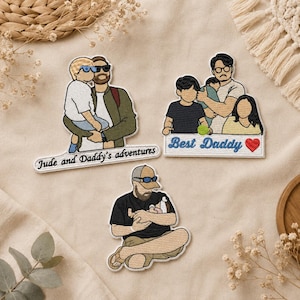Könnte beinhalten: Drei bestickte Aufnäher mit illustrierten Familienszenen. Einer zeigt ein Elternteil mit Kind und dem Text Jude and Daddy's adventures. Ein weiterer zeigt eine Familie mit dem Text Best Daddy und einem roten Herz. Der dritte zeigt ein Elternteil mit einem Baby.