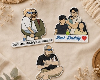 Peut inclure: Trois écussons brodés représentant des scènes de famille illustrées. L'un montre un parent portant un enfant avec le texte Jude and Daddy's adventures. Un autre dépeint une famille avec le texte Best Daddy et un cœur rouge. Le troisième montre un parent tenant un bébé.