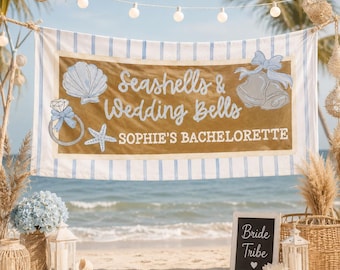 Peut inclure: Une bannière rectangulaire en tissu avec des rayures verticales bleu clair sur les bords et un panneau central beige. Le texte indique Seashells & Wedding Bells et SOPHIE'S BACHELORETTE, avec des illustrations de coquillage, bague et cloches.