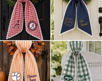 Peut inclure: Quatre suspensions de porte décoratives en tissu avec bordure en dentelle. En haut à gauche : vichy rouge et blanc avec logos Alabama. En haut à droite : pois bleu marine avec texte et logo Notre Dame. En bas à gauche : rayures orange et blanc avec marquage Clemson Tigers. En bas à droite : vichy vert et blanc avec logos New York Jets.