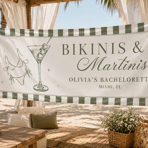 Puede incluir: Una pancarta rectangular con rayas de color verde oscuro y blanco en los bordes superior e inferior. El centro presenta un dibujo lineal de un bikini y una copa de martini, con el texto BIKINIS & MARTINIS, OLIVIA'S BACHELORETTE, MIAMI, FL.