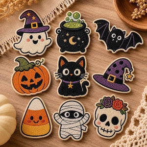 Pode incluir: Uma coleção de nove emblemas bordados com temas de Halloween, incluindo um fantasma com chapéu roxo, um caldeirão borbulhante, um morcego preto, uma abóbora, um gato preto, um chapéu de bruxa, doce de milho, uma múmia e um crânio.