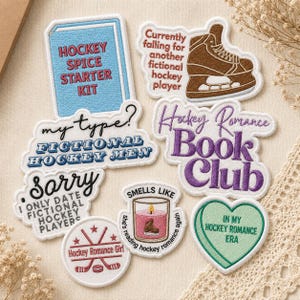 Può includere: Una collezione di toppe ricamate con testi e illustrazioni a tema hockey, tra cui un libro blu, un pattino da ghiaccio marrone, una candela e un cuore verde, con frasi come Hockey Spice Starter Kit e Hockey Romance Book Club.