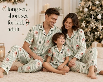Peut inclure: Ensembles de pyjama assortis pour adultes et enfants avec un motif à rayures verticales vert clair et blanc et des illustrations répétées du Père Noël et de sapins. Le texte indique : long set, short set for kid, adult.