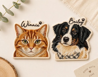 Peut inclure: Deux écussons brodés représentant des portraits d'animaux. L'écusson de gauche montre un chat tigré orange avec le nom Winnie et une empreinte de patte. Celui de droite montre un chien noir, blanc et marron avec le nom Bailey et une empreinte.