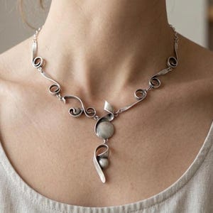 Skulpturellt silverfärgat halsband – abstrakt flytande halsband, organisk modern konstchoker