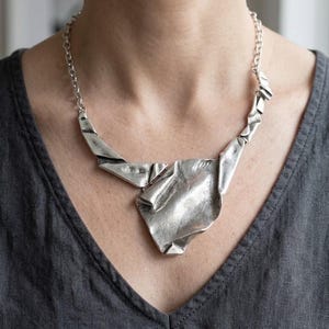 Brutalistiskt silveruttalandehalsband, skulpturalt halsband, bärbara smycken, modern arkitektinspirerad design, hantverksgåva för kvinnor