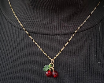 Collier pendentif cerise avec chaîne en or