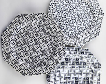 Puede incluir: Tres platos octogonales de cerámica con un patrón repetitivo de tejido de cesta en azul oscuro y blanco. El diseño geométrico consiste en líneas que se cruzan y pequeños acentos circulares, creando una cuadrícula uniforme.