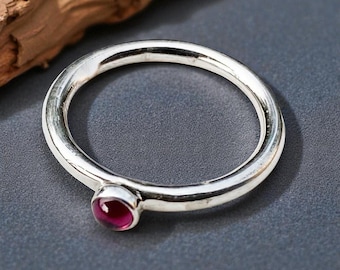 Rubin Ring, Natürlicher Rubin Ring, Minimalistischer Rubin Solitär Silberring für Frauen, Echter Rubin Ring, Natürlicher Rubin Cabochon Ring aus Silber