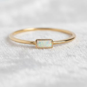 Bague opale, bague de naissance d'octobre en or 14 carats, bague de Noël minimaliste pour femme, bijoux en opale à lui offrir, alliance, cadeau de 1er anniversaire