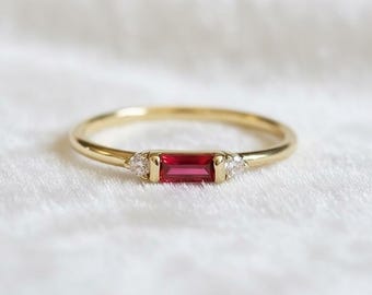 Zarter Rubin Goldring, Baguette Rosa Edelstein Ring, Minimalistische Verlobungsring für Frauen, Juli Birthstone Schmuck, Versprechensring, Silber Ring