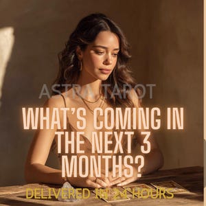 Può includere: Una donna con lunghi capelli castani e gioielli d'oro è seduta a un tavolo di legno. Il testo "WHAT'S COMING IN THE NEXT 3 MONTHS?" è visualizzato in grandi lettere illuminate. È visibile anche il testo "ASTRA TAROT".