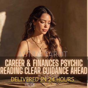 Pode incluir: Uma mulher com cabelo castanho comprido e joias de ouro olha para cartas de tarot numa mesa de madeira. A imagem inclui o texto "CAREER & FINANCES PSYCHIC READING CLEAR GUIDANCE AHEAD DELIVERED IN 24 HOURS."