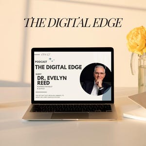 Könnte beinhalten: Ein Laptop zeigt einen Podcast mit dem Titel "The Digital Edge" mit Dr. Evelyn Reed. Das Bild enthält einen Glaskerzenhalter, eine Vase mit gelben Blumen und ein Notizbuch. Der Text "THE DIGITAL EDGE" steht oben.