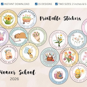 Può includere: Una collezione di 15 adesivi stampabili con vari disegni, tra cui fiori, animali e illustrazioni scolastiche. Ogni adesivo rotondo presenta il testo "Pioneer School Class of 2026". Disponibili in due dimensioni: 2 pollici e 5 cm.