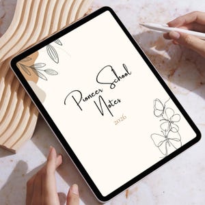 Peut inclure: Une tablette numérique affiche un écran crème avec le texte "Pioneer School Notes 2026". L'écran présente un dessin au trait minimaliste de feuilles et de papillons. Une main tient un stylet, et une autre main repose près de la tablette.