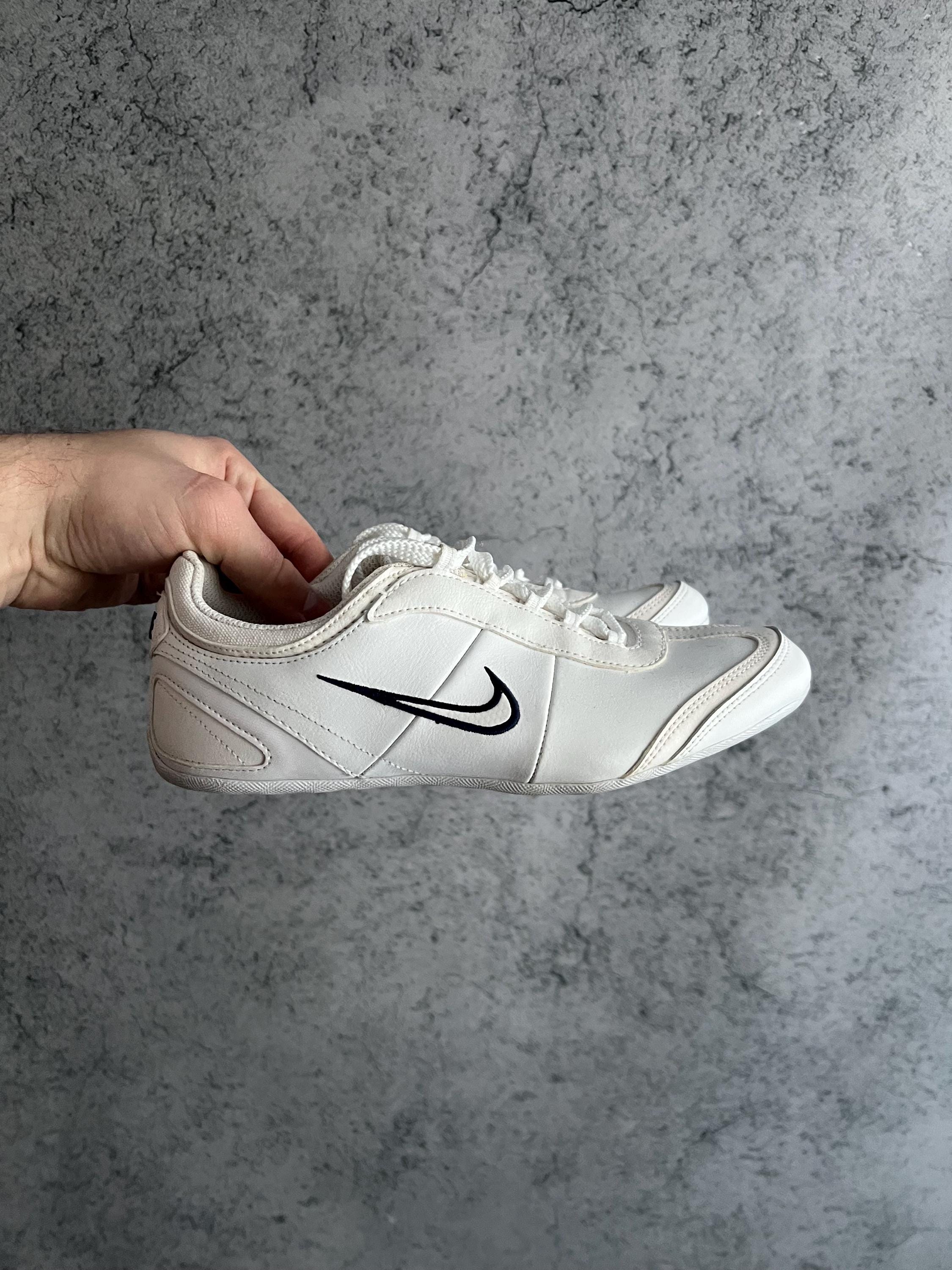 nike shoes price2000