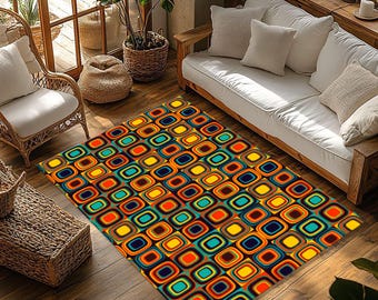 Pode incluir: Um tapete colorido com um design retro. O tapete apresenta um padrão repetitivo de quadrados arredondados em tons de amarelo, laranja, turquesa e azul marinho. Está colocado sobre um chão de madeira numa sala de estar.