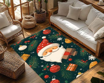 Può includere: Un tappeto rettangolare a tema natalizio con Babbo Natale, ornamenti e regali su sfondo verde scuro. Il tappeto presenta un design festivo con accenti rossi, bianchi e dorati, perfetto per le decorazioni natalizie. Il tappeto è posizionato su un pavimento in legno.