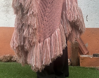 Sciarpa all'uncinetto realizzata a mano in alpaca con lunghe frange