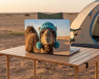 MacBook-hoes in de vorm van een kameel, een gebreide muts met woestijndierenmotief, een grappig reis- en techcadeau.