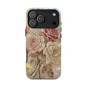 Könnte beinhalten: Handyhülle mit floralem Design, Rosen in Rosa und Rot, akzentuiert mit Blattgolddetails. Die Hülle hat einen perlmuttartigen Hintergrund und ein schwarzes Kameramodul.