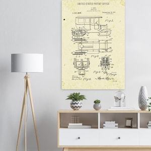Könnte beinhalten: Ein Vintage-Patentdruck eines Kraftfahrzeugs mit detaillierten technischen Zeichnungen und Diagrammen. Der Druck befindet sich auf gealtertem Papier mit dem Text "UNITED STATES PATENT OFFICE" oben. Die Diagramme umfassen verschiedene Ansichten und Komponenten des Fahrzeugs.