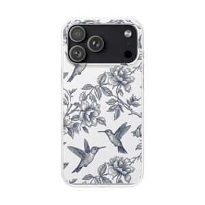 Könnte beinhalten: Transparente Handyhülle mit einem floralen Muster und Kolibris in Blau- und Grautönen. Das Design zeigt detaillierte Illustrationen von Blumen und Vögeln auf weißem Hintergrund. Der Rand ist transparent.