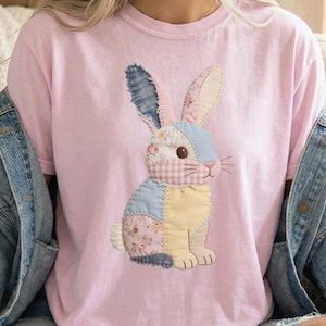 Maglietta trapuntata con coniglietto, maglietta patchwork con coniglio, grazioso regalo di Pasqua, abbigliamento cucito unico, abbigliamento pasquale per bambini e adulti, maglietta di Pasqua