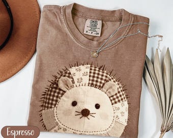 Faux Patchwork Igel T-Shirt, gestepptes Waldtier-T-Shirt, Gingham rustikales Hedgie-Liebhaber-Shirt, Cottagecore Naturgeschenk