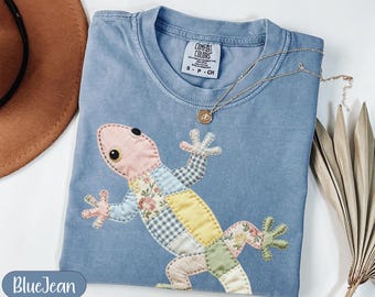 Faux Patchwork Gecko T-Shirt, süßes Eidechsen Shirt, Cottagecore Tier T-Shirt, wunderliches Reptil Top, Pastell Blumen Gingham TShirt, Naturliebhaber