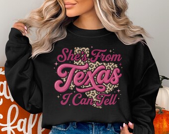 Hon är från Texas, jag kan se digital design, leopardtryck Texas PNG, sydstatsflicka-present till henne, lantlig western-estetik, fräckt citat