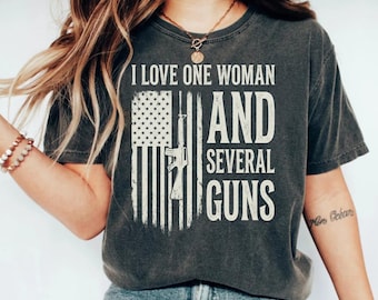 Vapenälskare T-shirt, rolig vapenägare, patriotisk amerikan, present till honom, jag älskar en kvinna och flera vapen T-shirt, man cave-present