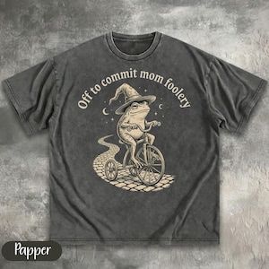 Off to Commit Mom Foolery T-shirts, nyckfull grodtrollkarl som rider på trehjuling T-shirt, rolig paddgrafik, Cottagecore Apparel