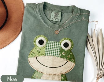 Faux Patchwork Frosch T-Shirt, gestepptes Gingham Blumenfrosch T-Shirt, niedliches rustikales Natur-Liebhaber-Shirt, Cottagecore Amphibien-Geschenk