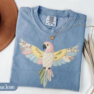 Camiseta com estampa de papagaio em patchwork falso, camiseta acolchoada com pássaros tropicais, camiseta floral cottagecore com arara, blusa com estampa xadrez pastel, presente exclusivo para amantes de pássaros.