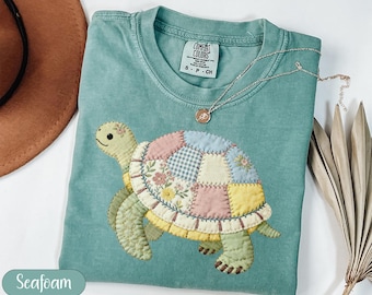 Süßes Schildkröten Patchwork T-Shirt, gestepptes Schildkröten T-Shirt, Cottagecore Tierliebhaber Geschenk, süßes Pastell Frühlings Shirt, Grandmacore Bekleidung