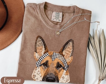 Faux Patchwork Schäferhund T-Shirt, Gestepptes Hundeliebhaber T-Shirt, Rustikales Bauernhaus Hunde Porträt Shirt, Gingham Patchwork Welpen T-Shirt