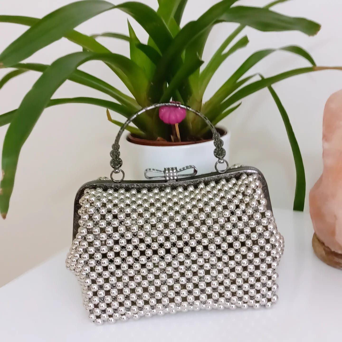 Pochette Du Soir En Satin Perlée Et Sequins Argent - Fabriquée à La Main En Indonésie - Petite Taille