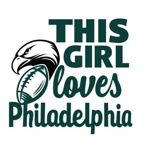 Op de afbeelding: Witte achtergrond met een afbeelding van een zwart-witte adelaarskop, een groene voetbal en de tekst "THIS GIRL loves Philadelphia" in donkergroen. Het ontwerp is een eerbetoon aan de Philadelphia Eagles.