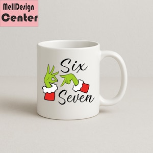 Pu&ograve; includere: Tazza in ceramica bianca con le parole "Six Seven" in corsivo nero. Il design presenta mani verdi con polsini rossi e bianchi, che formano i numeri sei e sette. La tazza ha un manico curvo.