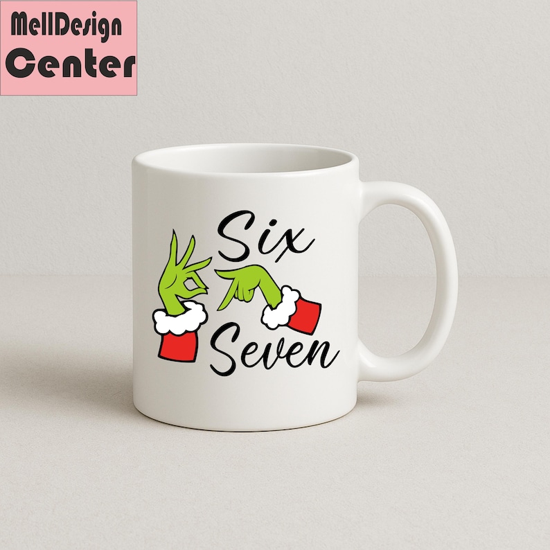 Pu&ograve; includere: Tazza in ceramica bianca con le parole "Six Seven" in corsivo nero. Il design presenta mani verdi con polsini rossi e bianchi, che formano i numeri sei e sette. La tazza ha un manico curvo.