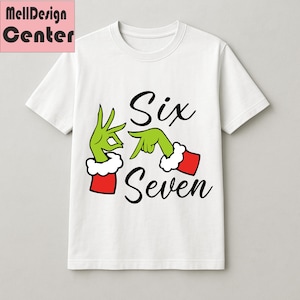 Pu&ograve; includere: T-shirt bianca con un design giocoso con mani verdi che formano i numeri sei e sette. Le mani hanno maniche rosse con finiture bianche e le parole "Six" e "Seven" sono scritte in nero. La maglietta ha uno scollo tondo.