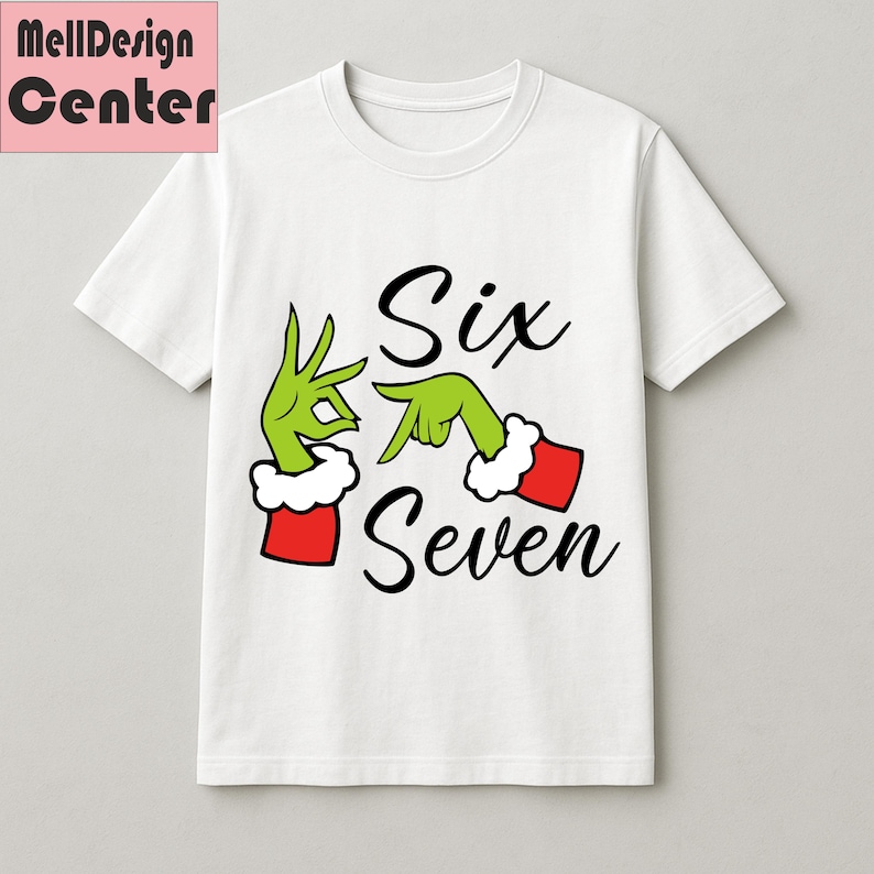 Pu&ograve; includere: T-shirt bianca con un design giocoso con mani verdi che formano i numeri sei e sette. Le mani hanno maniche rosse con finiture bianche e le parole "Six" e "Seven" sono scritte in nero. La maglietta ha uno scollo tondo.