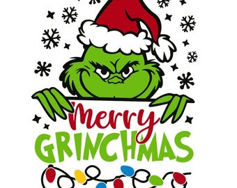Può includere: Un personaggio verde del Grinch con un cappello da Babbo Natale rosso con finiture bianche, che tiene in mano un cartello con la scritta "merry GRINCHmas" in rosso e verde. Il design include fiocchi di neve e una stringa di luci natalizie colorate.